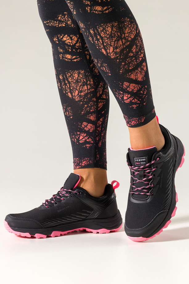 Czarne buty trekkingowe damskie buty sportowe softshell na bieżnikowanej podeszwie fuksjowe wstawki sznurowane Carla Y0976-5