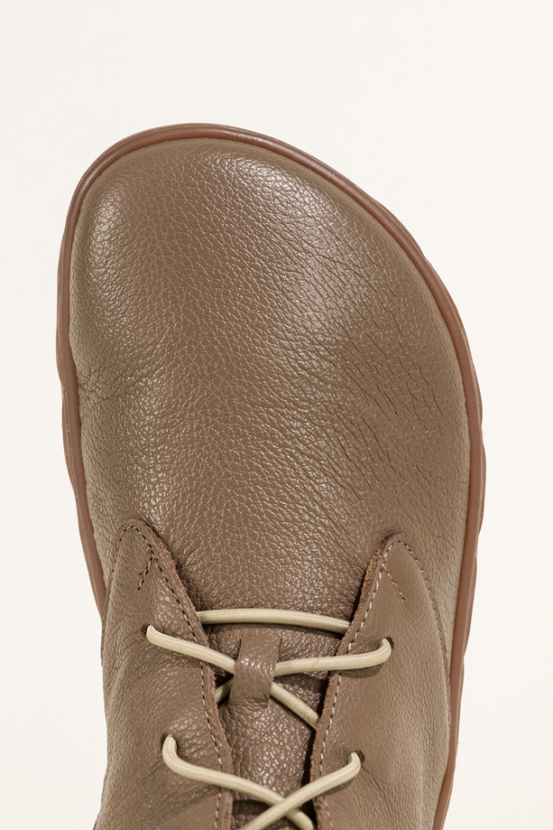 Ciemnobeżowe botki barefoot skórzane damskie szerokie na elastycznej płaskiej podeszwie złota ozdoba elastyczne sznurówki PRODUKT POLSKI Casu 69927