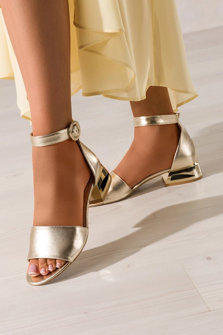 Złote sandały skórzane damskie na ozdobnym niskim obcasie z zakrytą piętą pasek wokół kostki PRODUKT POLSKI Casu 2143-703-N