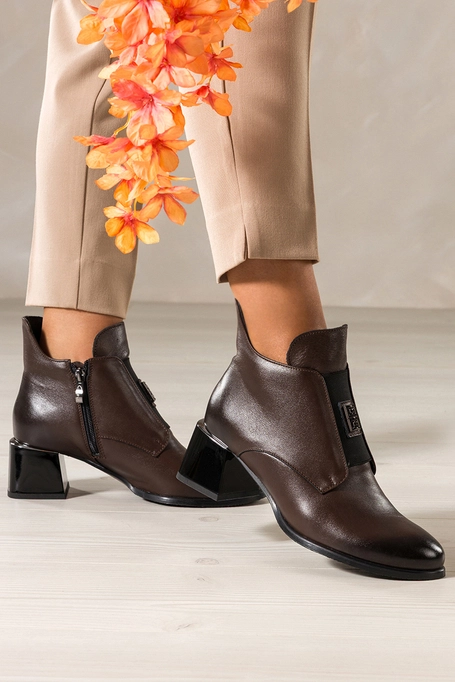 Czekoladowe botki skórzane damskie na ozdobnym klocku wycięta cholewka guma z ozdobą PRODUKT POLSKI Casu 39439