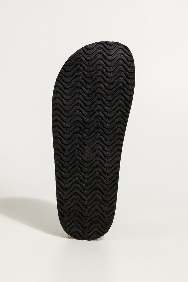 Czekoladowe klapki damskie na profilowanej płaskiej podeszwie pasek ze złotą klamrą Carla KH66K