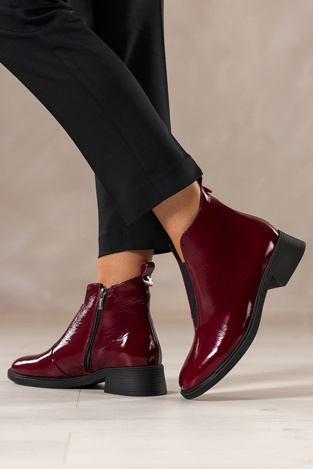 Bordowe botki skórzane damskie lakierowane na niskim obcasie wycięta cholewka z elastyczną gumą PRODUKT POLSKI Casu 380