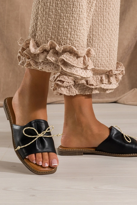 Czarne klapki damskie płaskie z ozdobną kokardą Carla M509P