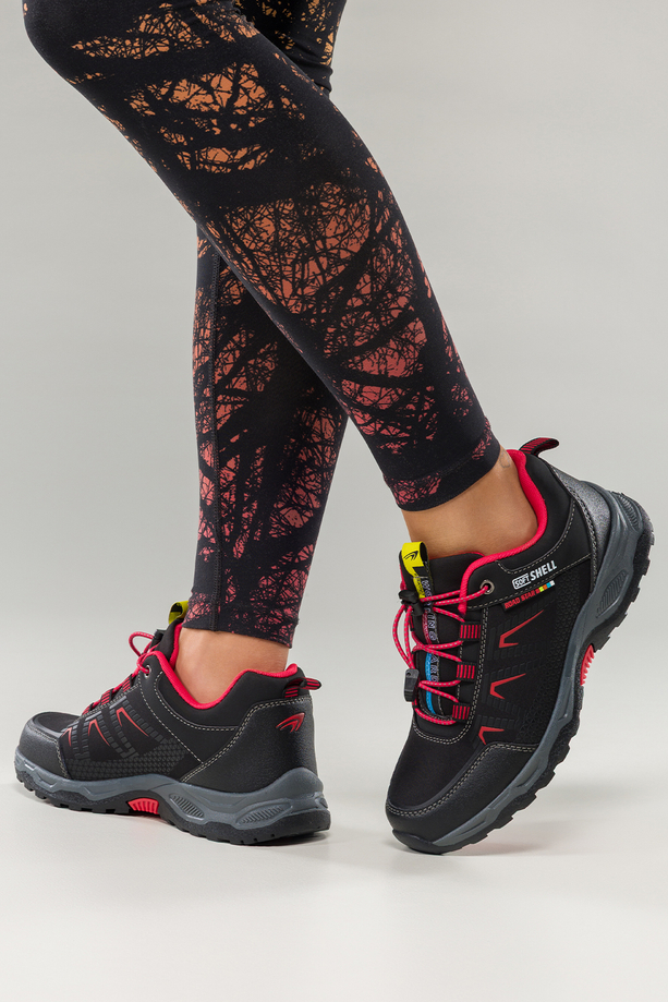 Czarne buty trekkingowe damskie buty sportowe na bieżnikowanej podeszwie z regulowaną elastyczną sznurówką czerwone wstawki softshell Casu 2213-7W