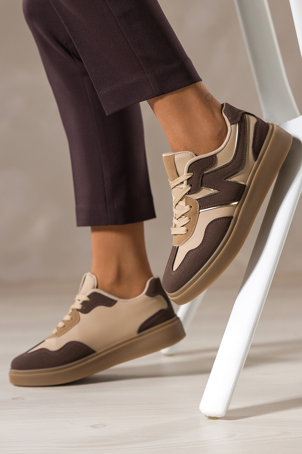 Czekoladowe sneakersy damskie buty sportowe na beżowej platformie beżowe wstawki sznurowane Casu 08