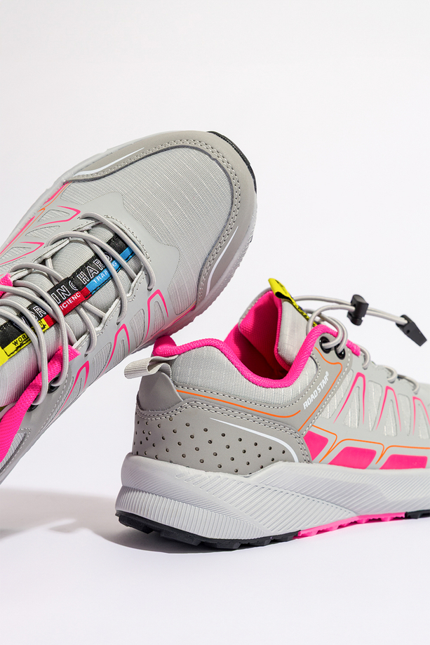 Szare buty sportowe trekkingowe damskie na podeszwie ze żłobieniami z regulowaną elastyczną sznurówką Casu 2505-8W