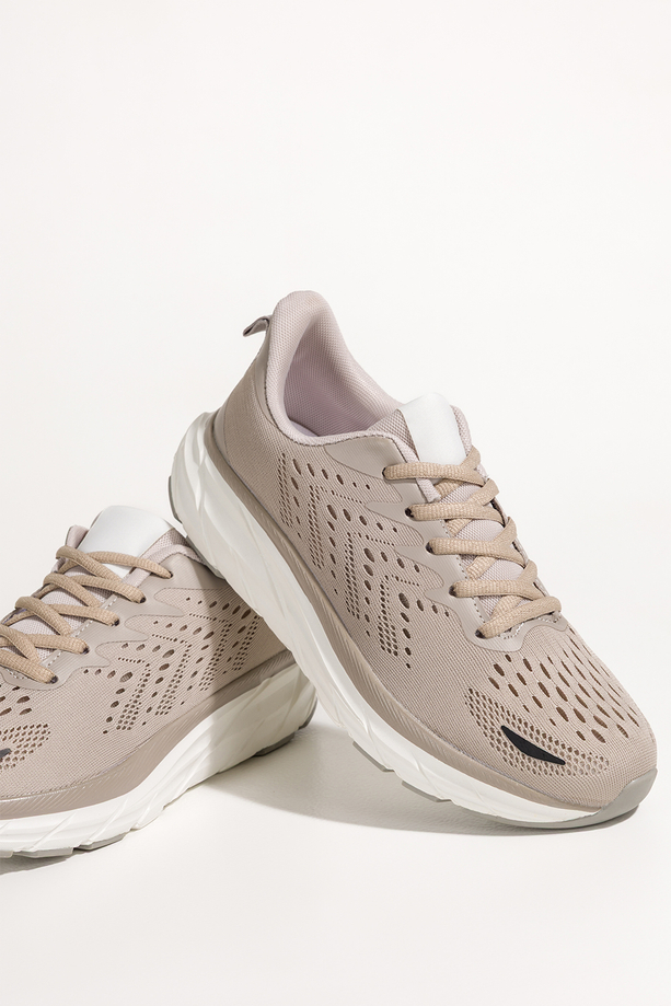 Beżowe sneakersy damskie buty sportowe do biegania na białej platformie ze żłobieniami sznurowane Casu BC109