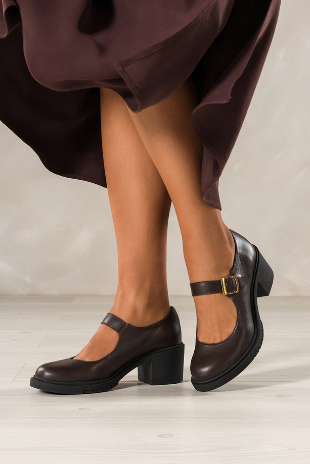 Czekoladowe czółenka skórzane damskie Mary Jane z paskiem szeroki obcas klocek PRODUKT POLSKI Casu 390
