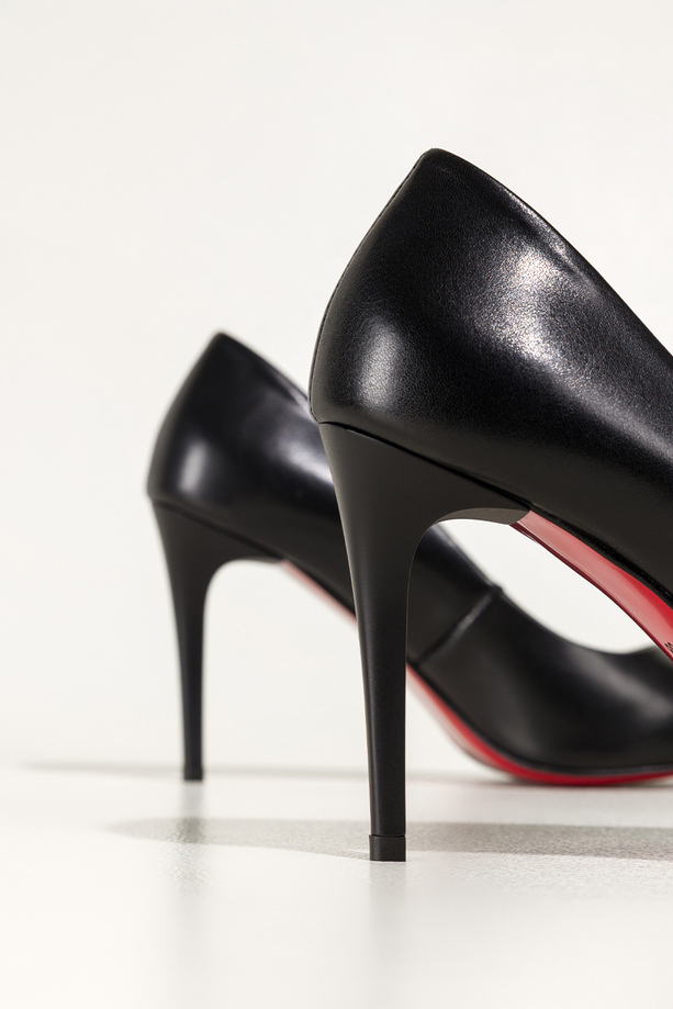 Czarne szpilki skórzane damskie z czerwoną podeszwą PRODUKT POLSKI Casu 7720-899