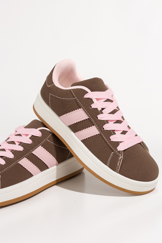 Brązowe sneakersy damskie buty sportowe na platformie sznurowane różowe wstawki Casu 77632-6