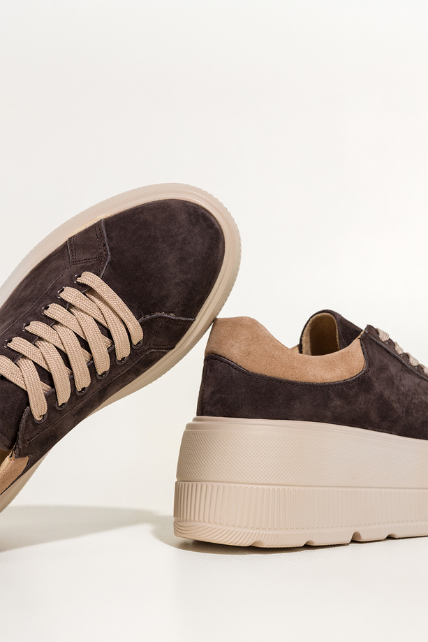 Czekoladowe sneakersy skórzane damskie buty sportowe na grubej żłobionej podeszwie beżowe wstawki sznurowane Carla TW-OC8923