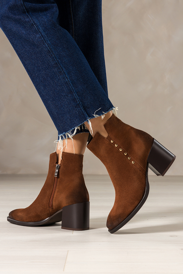 Kasztanowe botki skórzane damskie na szerokim słupku złote nity na cholewce PRODUKT POLSKI Casu 8863