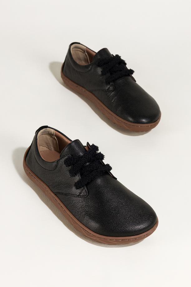 Czarne buty barefoot skórzane damskie szerokie na elastycznej płaskiej podeszwie puszyste sznurówki PRODUKT POLSKI Casu 89811