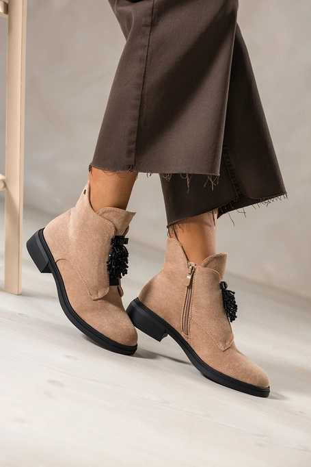 Beżowe botki damskie na szerokim klocku z kokardą i kryształkami wycięcia po bokach Casu S7488-7