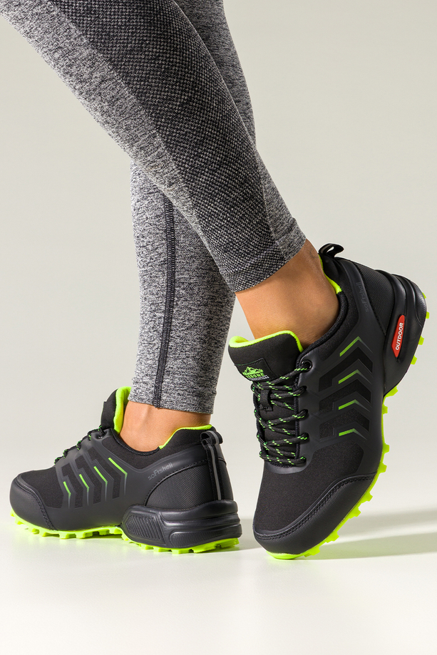Czarne buty trekkingowe damskie buty sportowe softshell na bieżnikowanej podeszwie seledynowe wstawki sznurowane Carla EY82976-7