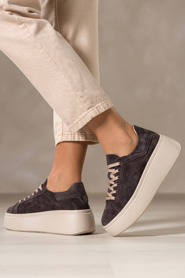 Czekoladowe sneakersy skórzane damskie buty sportowe na kremowej platformie beżowe sznurówki Carla TW-OC8927