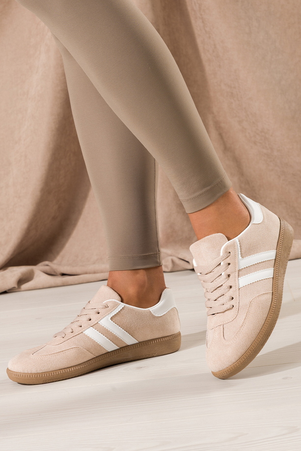 Beżowe sneakersy damskie buty sportowe na elastycznej płaskiej podeszwie podwójne sznurówki białe wstawki Casu B-6610