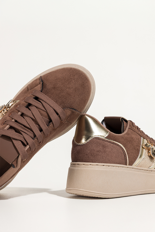 Brązowe sneakersy damskie buty sportowe na beżowej platformie złote dodatki owad z kryształkami sznurowane Carla X6067