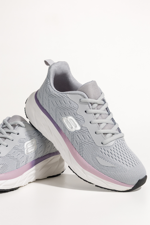 Szare sneakersy damskie buty sportowe na siłownię na białej platformie ze żłobieniami fioletowe wstawki sznurowane Casu GF-JX647