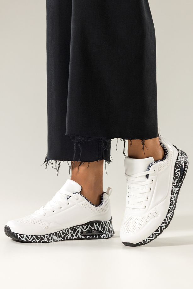 Białe sneakersy damskie buty sportowe na czarnym koturnie z wzorem sznurowane Casu 0996-4