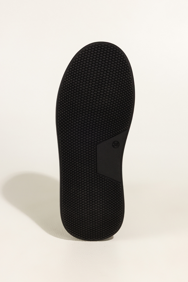 Czarne sneakersy skórzane damskie buty sportowe na platformie lakierowane wstawki sznurowane PRODUKT POLSKI Casu 5967