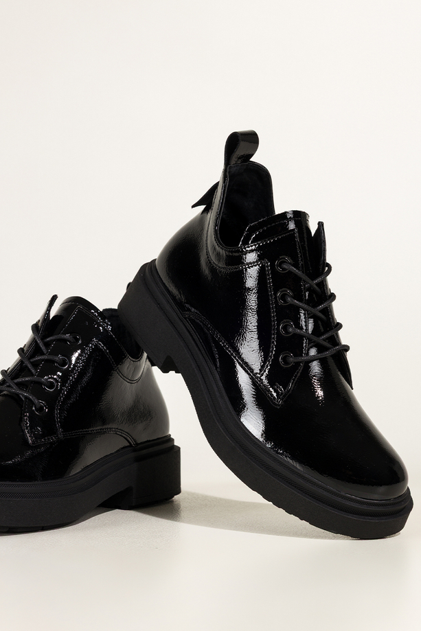 Czarne botki skórzane damskie lakierowane Sergio Leone na bieżnikowanej platformie wycięta cholewka sznurowane YG74242-H