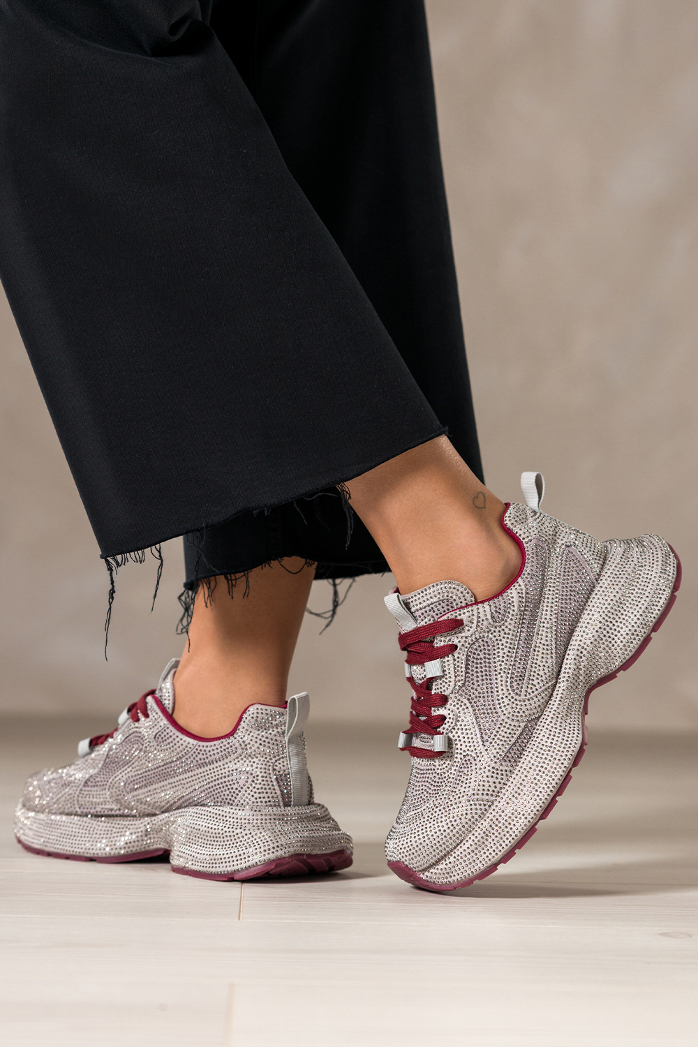 Szare sneakersy damskie buty sportowe na ozdobnej platformie błyszczące cyrkonie bordowe sznurówki