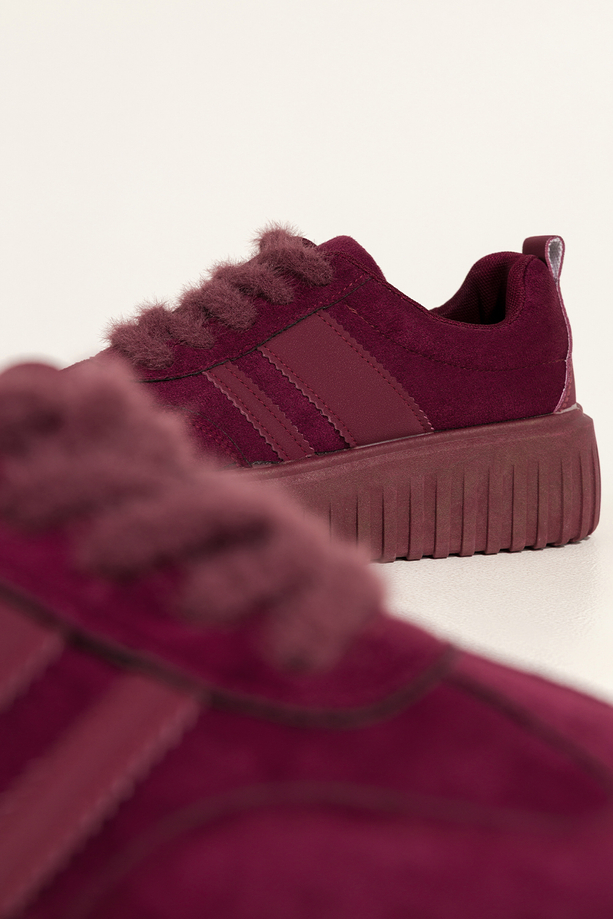 Bordowe sneakersy damskie buty sportowe na żłobionej platformie z futrzaną sznurówką Casu KX696
