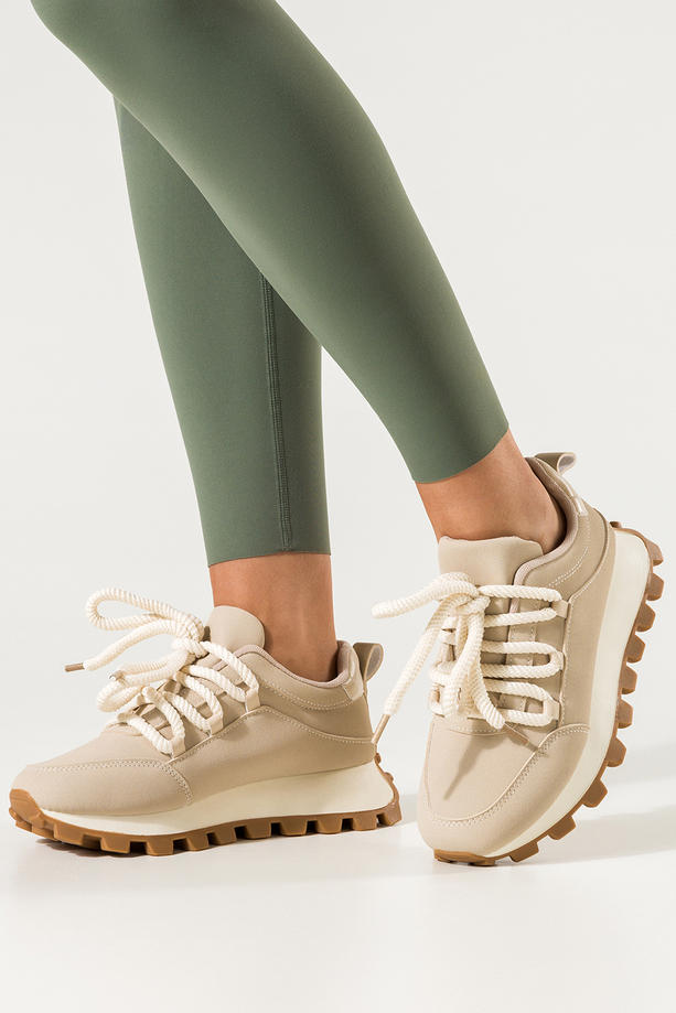Beżowe sneakersy damskie na bieżnikowanej platformie gruba sznurówka Carla 24898