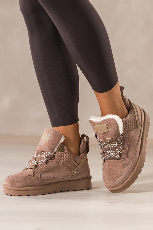 Ciemnobeżowe sneakersy damskie z futerkiem na bieżnikowanej platformie ozdobne sznurówki z wzorem Casu 22337-6