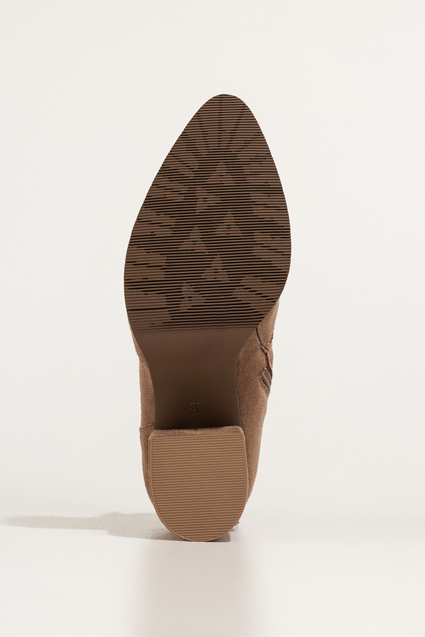 Ciemnobeżowe botki damskie ażurowe na ozdobnym słupku Carla S7678-6