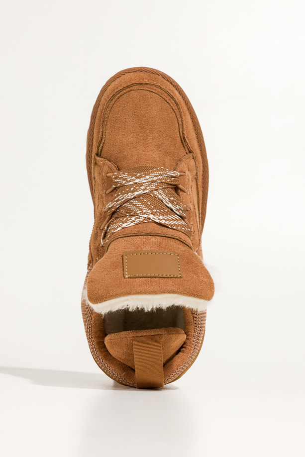 Camelowe sneakersy damskie z futerkiem na bieżnikowanej platformie ozdobne sznurówki z wzorem Casu 22337-7