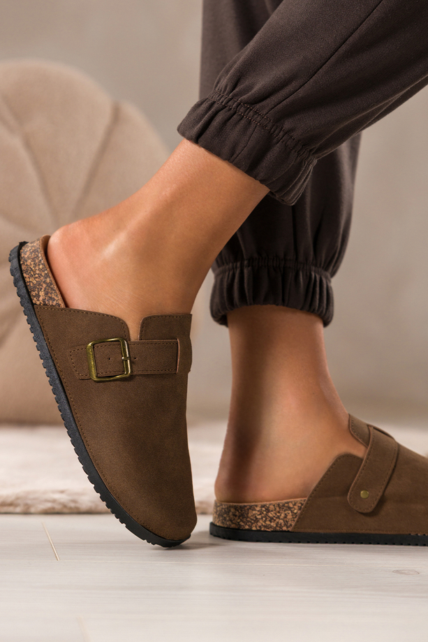 Czekoladowe klapki damskie na profilowanej płaskiej podeszwie pasek ze złotą klamrą Carla KH66K