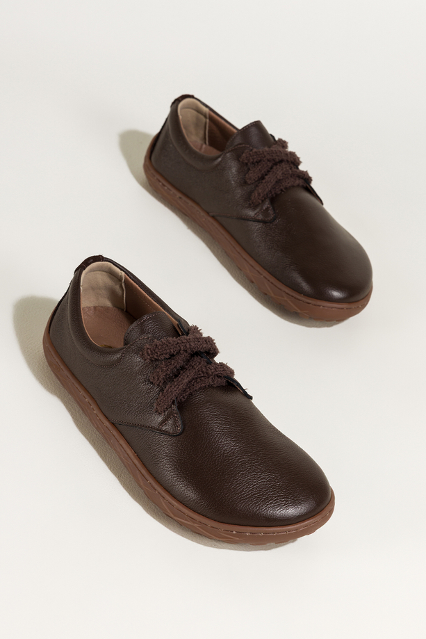 Czekoladowe buty barefoot skórzane damskie szerokie na elastycznej płaskiej podeszwie puszyste sznurówki PRODUKT POLSKI Casu 89811
