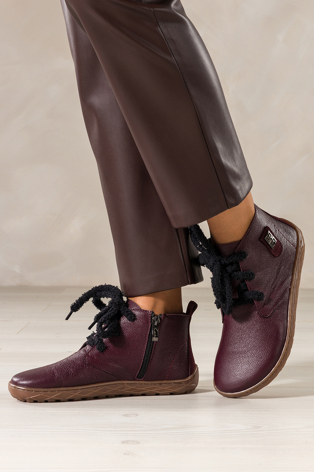 Bordowe botki barefoot skórzane damskie szerokie na elastycznej płaskiej podeszwie stalowa ozdoba puszyste sznurówki PRODUKT POLSKI Casu 69928
