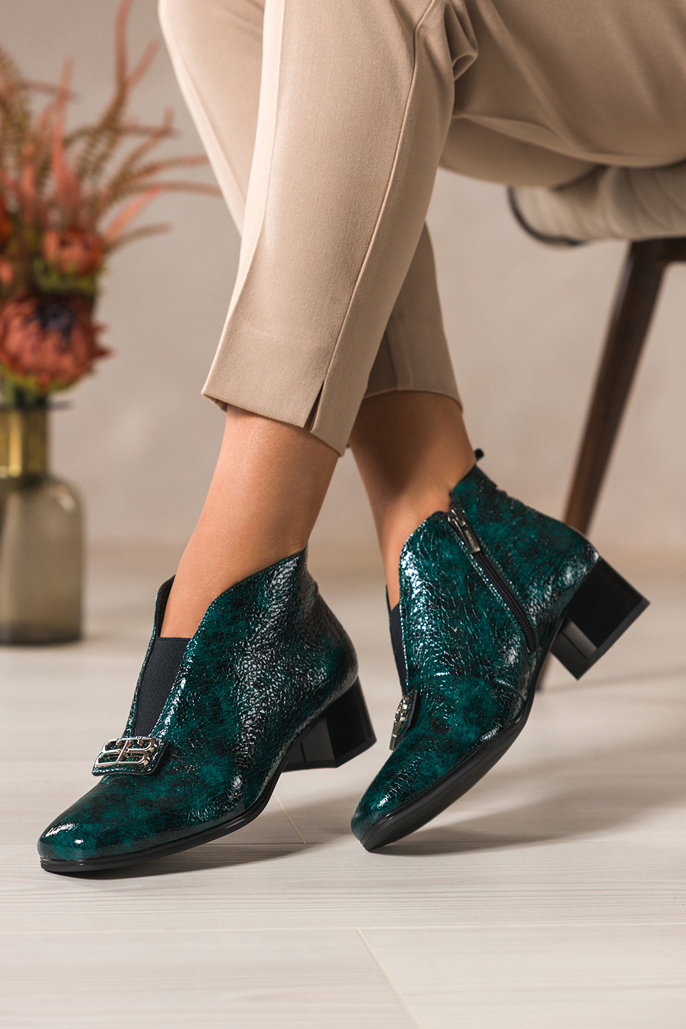 Zielone botki skrzane damskie lakierowane wzr wowy obcas klocek elastyczna guma na przodzie sre