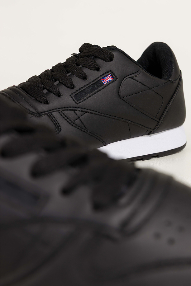 Czarne sneakersy damskie buty sportowe na białej podeszwie sznurowane Carla 8210-89