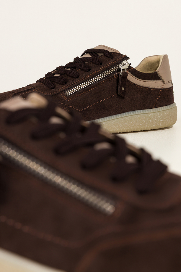 Czekoladowe sneakersy skórzane damskie buty sportowe na elastycznej podeszwie beżowe wstawki zamek w cholewce sznurowane PRODUKT POLSKI Casu M8716