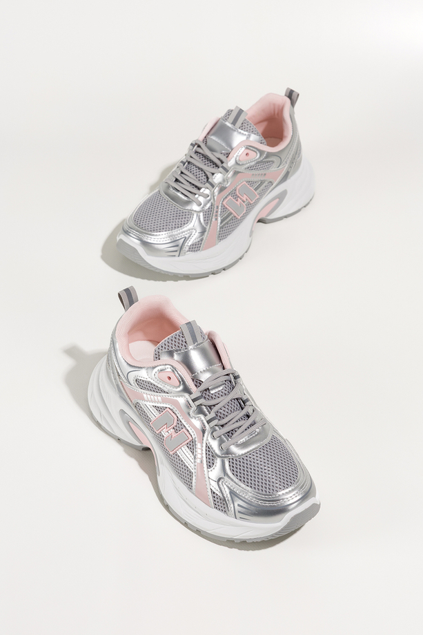 Srebrne sneakersy damskie buty sportowe z perforacją na białej bieżnikowanej platformie szare i różowe wstawki sznurowane Casu BB-853