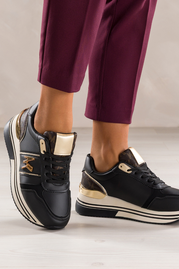 Czarne sneakersy damskie buty sportowe na żłobionej platformie sznurowane złota ozdoba Casu DD769