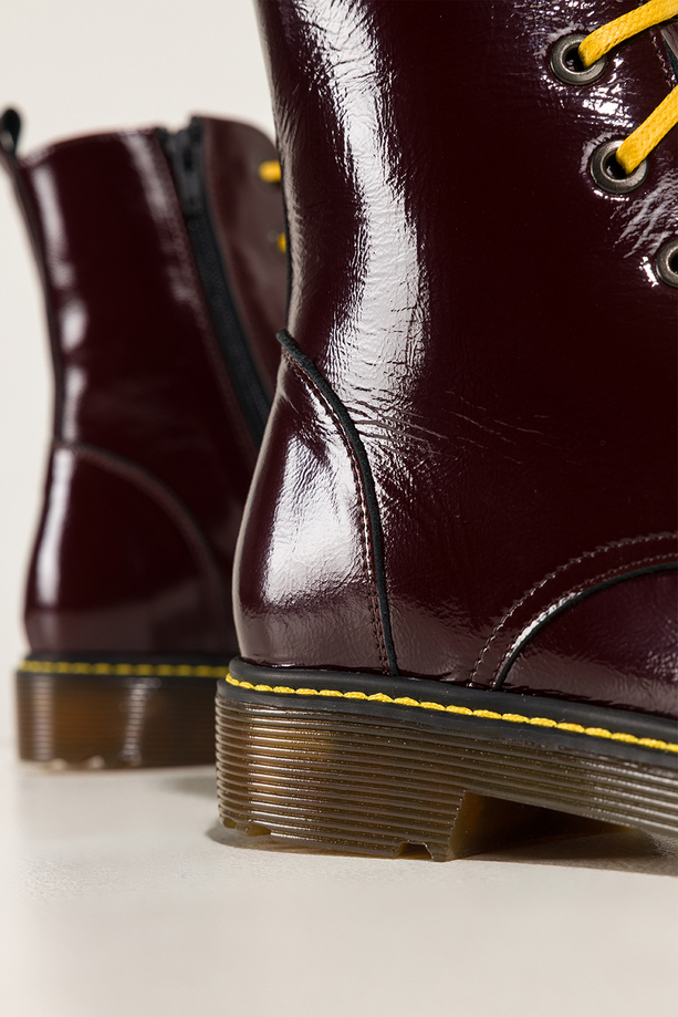 Bordowe botki skórzane damskie lakierowane glany na bieżnikowanej podeszwie z przeszyciami sznurowane PRODUKT POLSKI Casu 7293-ELTZ