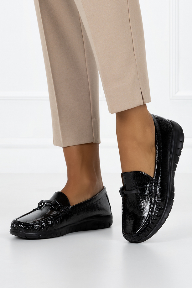 Czarne mokasyny lakierowane ze sprzączką damskie ze skórzaną wkładką Casu D23WX6-BP