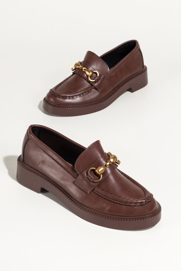 Brązowe mokasyny damskie półbuty na niskim obcasie złota ozdoba Carla V882