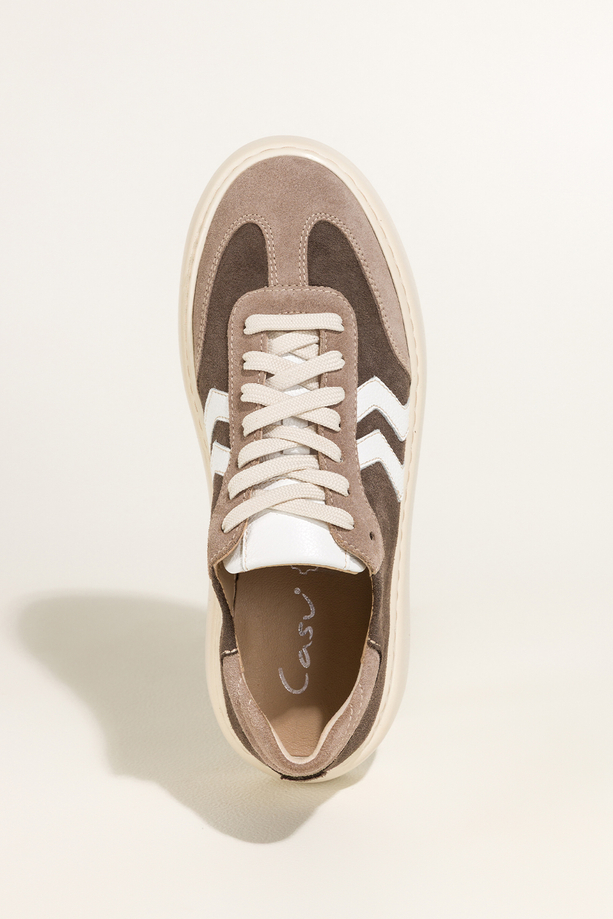 Brązowe sneakersy skórzane damskie buty sportowe na platformie z białymi i beżowymi wstawkami sznurowane PRODUKT POLSKI Casu M8763H6