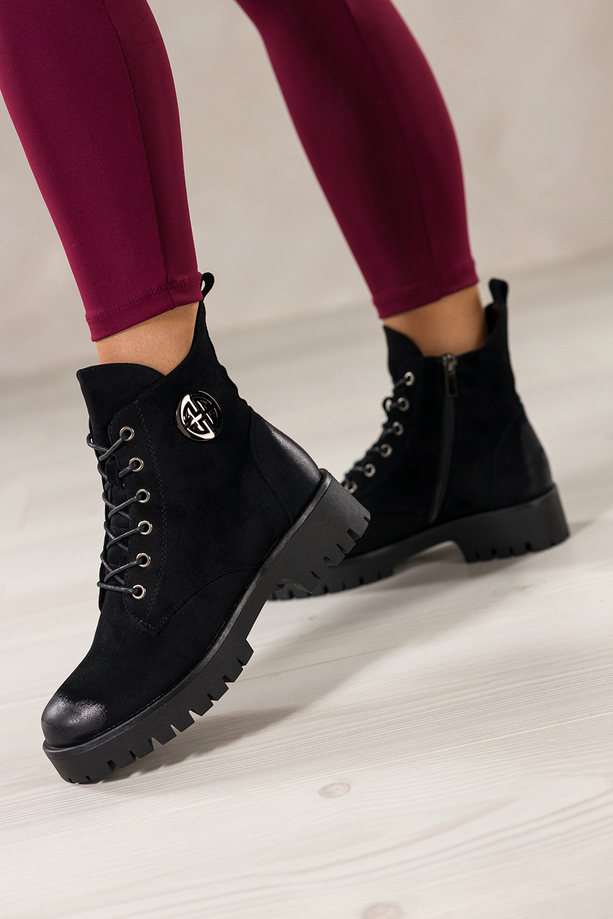 Czarne botki damskie na bieżnikowanej platformie stalowa ozdoba sznurowane Casu CB349-8