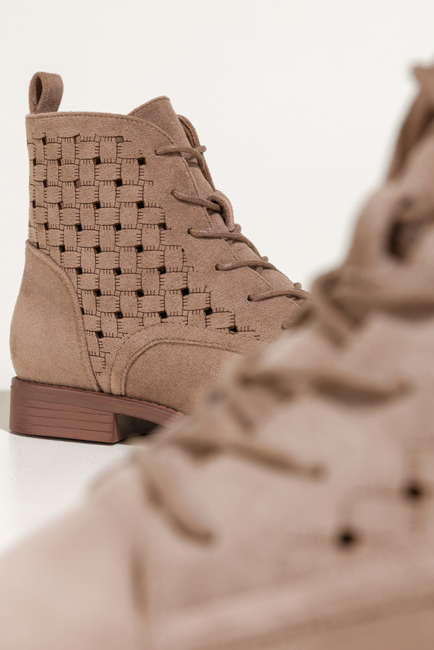 Beżowe botki damskie płaskie ażurowa cholewka sznurowane Carla S7474-7