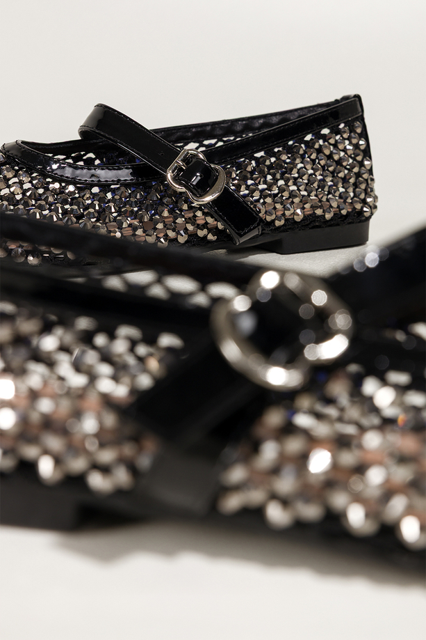 Czarne baleriny damskie Mary Jane z paskiem ażurowa cholewka z błyszczącymi ćwiekami Carla 7783