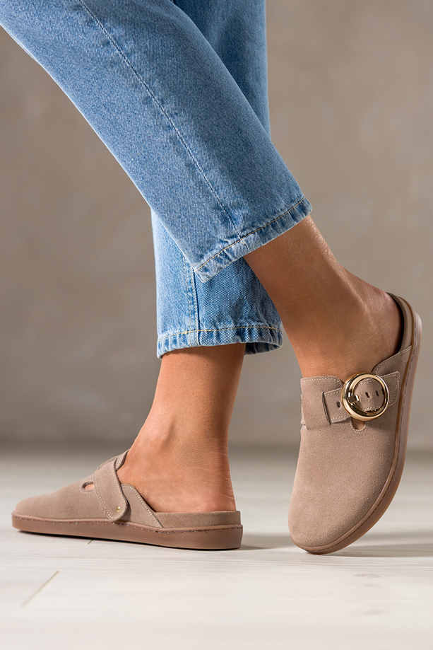 Beżowe klapki barefoot skórzane damskie szerokie na elastycznej płaskiej podeszwie wycięta cholewka pasek ze złotą klamrą PRODUKT POLSKI Casu 89787