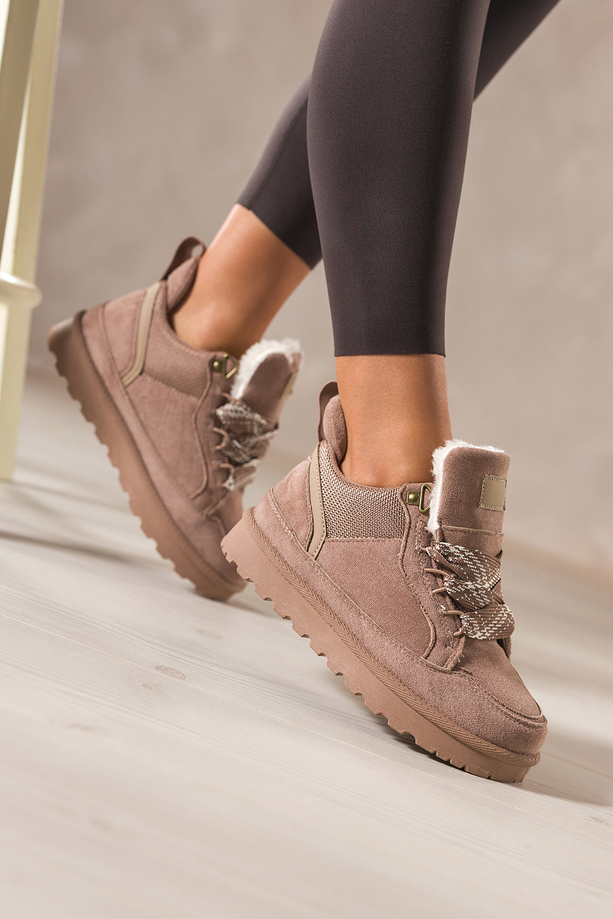Ciemnobeżowe sneakersy damskie z futerkiem na bieżnikowanej platformie ozdobne sznurówki z wzorem Casu 22337-6