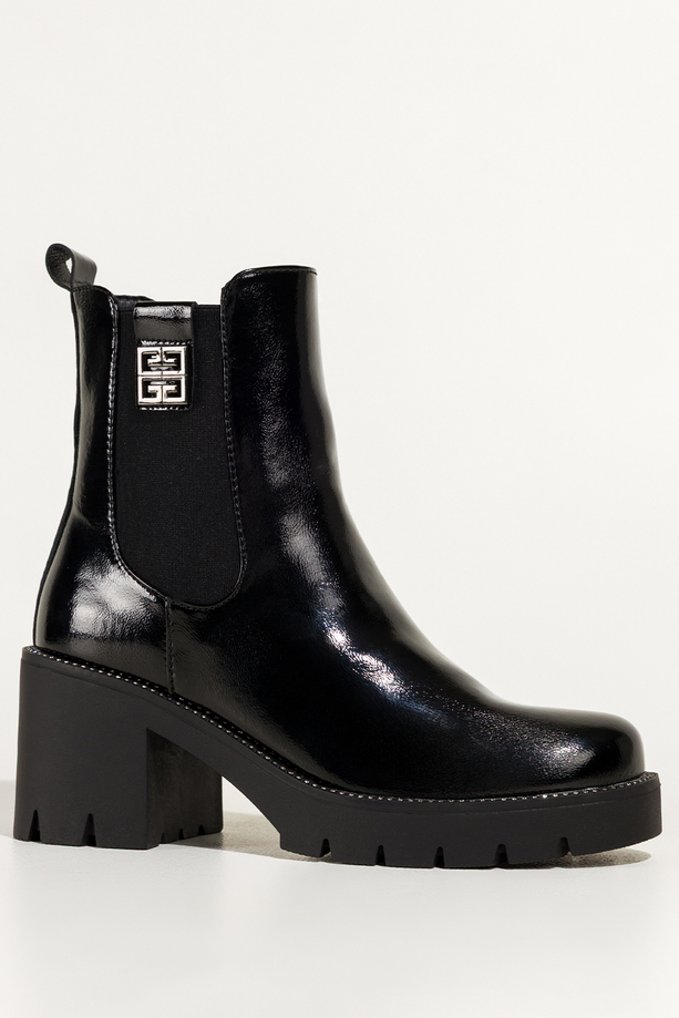 Czarne botki damskie lakierowane podeszwa z cyrkoniami bieżnikowany szeroki obcas guma w cholewce z ozdobą Casu SU679